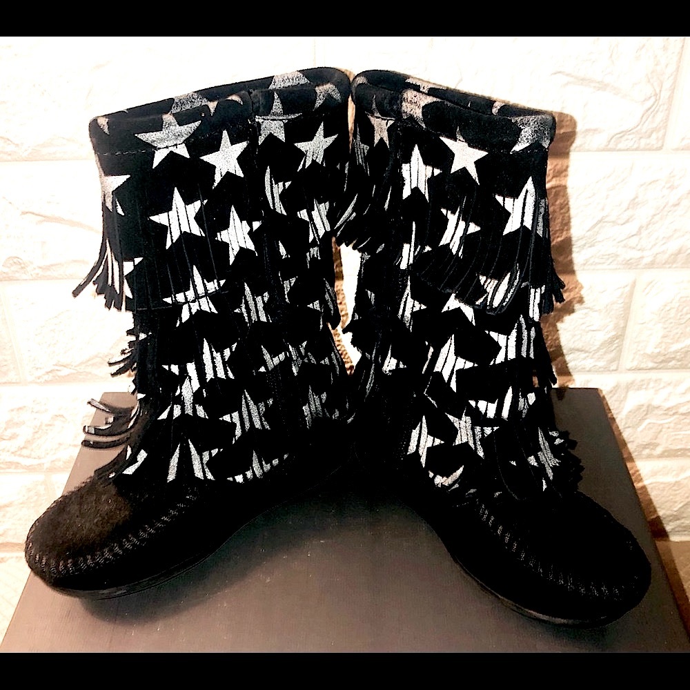 *Like New* Minnetonka Silver Star Fringe Boots
